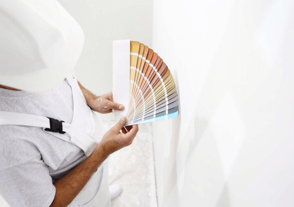 Profissional de Pintura com uma paleta de cores